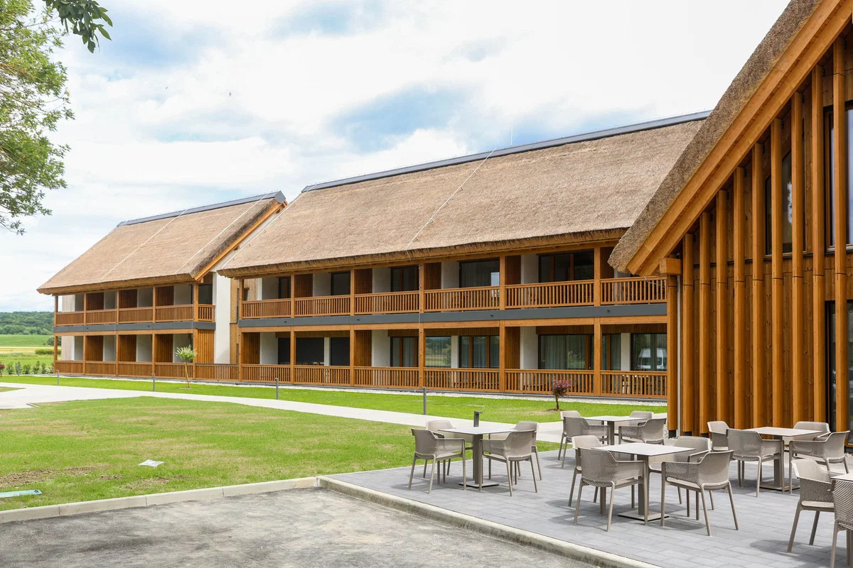 V Tešanovcih odprli hotel Sončno polje – sodobno interpretacijo prekmurske arhitekture v lesu