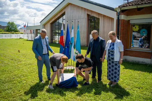 (FOTO in VIDEO) Pri Tretji OŠ slovesno odkrili temeljni kamen za novo telovadnico