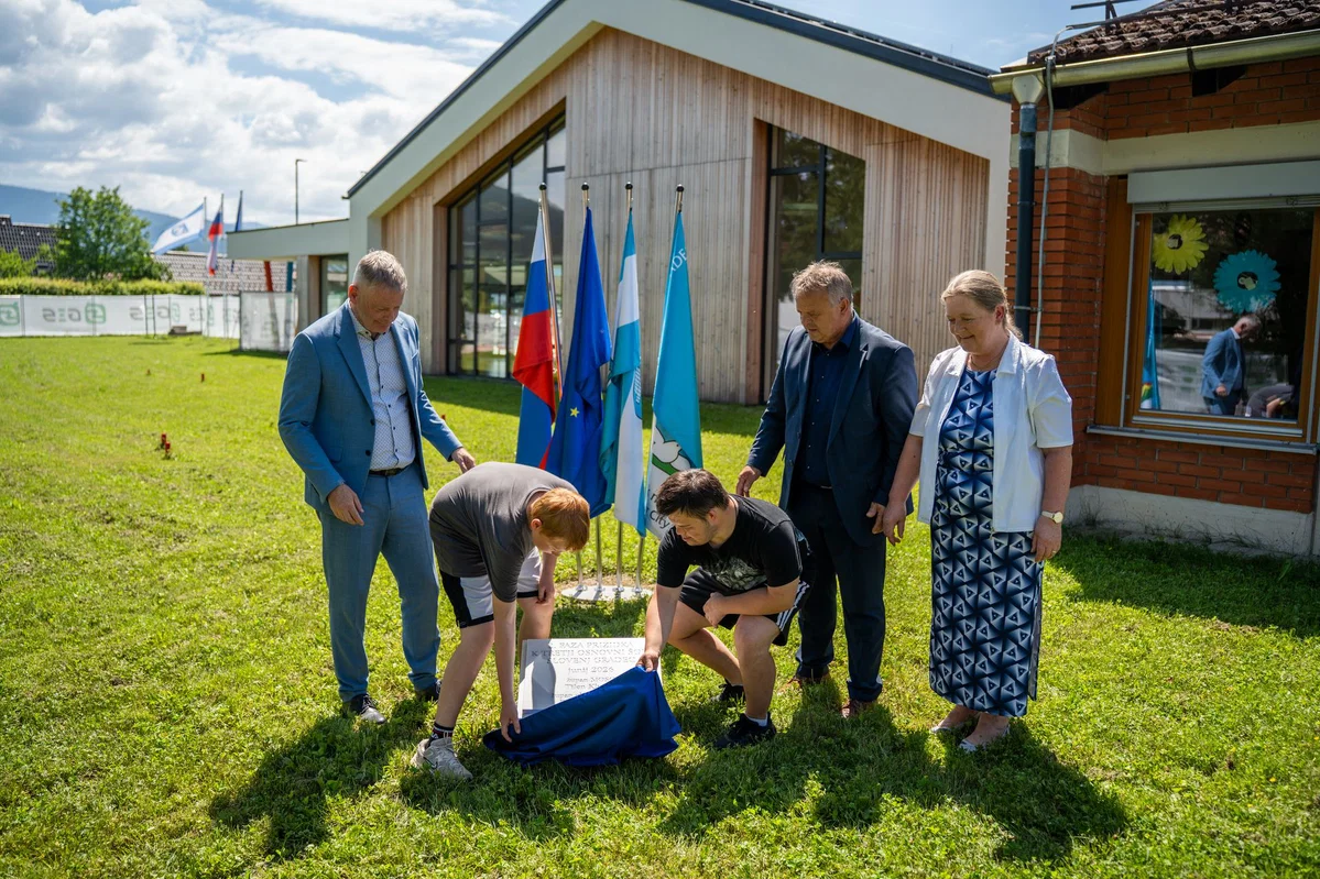 (FOTO in VIDEO) Pri Tretji OŠ slovesno odkrili temeljni kamen za novo telovadnico