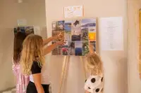 Svet je zaživel v očeh otrok in staršev v fotografski razstavi 
