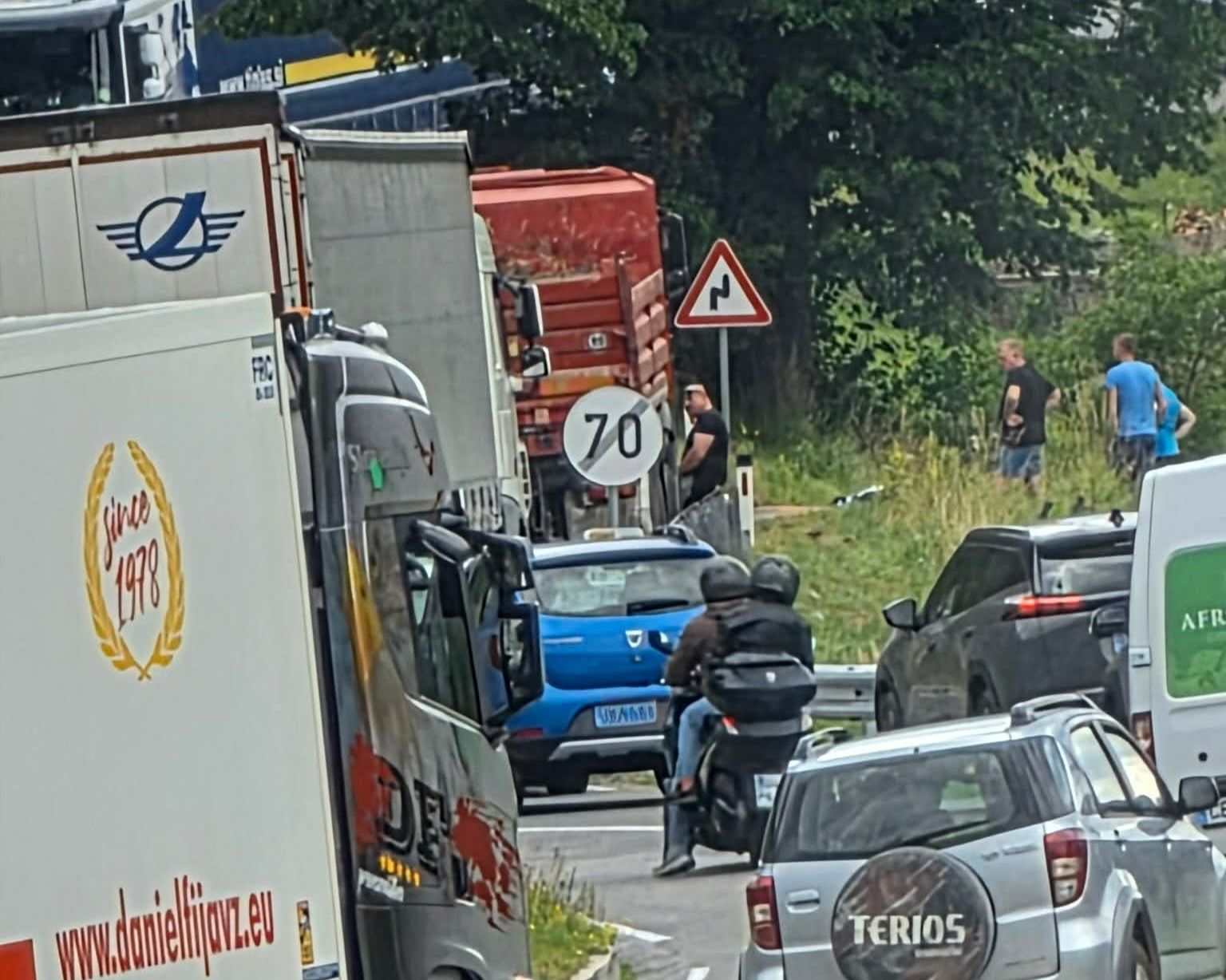 Previdno: Prometna nesreča v Doliču pri Repolusku