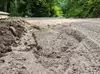 (VIDEO in FOTO) Cesta do Ribniške koče v alarmantnem stanju: Gostje obračajo avtomobile, turizem trpi