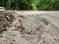(VIDEO in FOTO) Cesta do Ribniške koče v alarmantnem stanju: Gostje obračajo avtomobile, turizem trpi