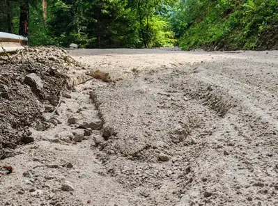 (VIDEO in FOTO) Cesta do Ribniške koče v alarmantnem stanju: Gostje obračajo avtomobile, turizem trpi
