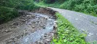 Zaradi posledic neurja do nadaljnega zaprta cesta v Vuzenici