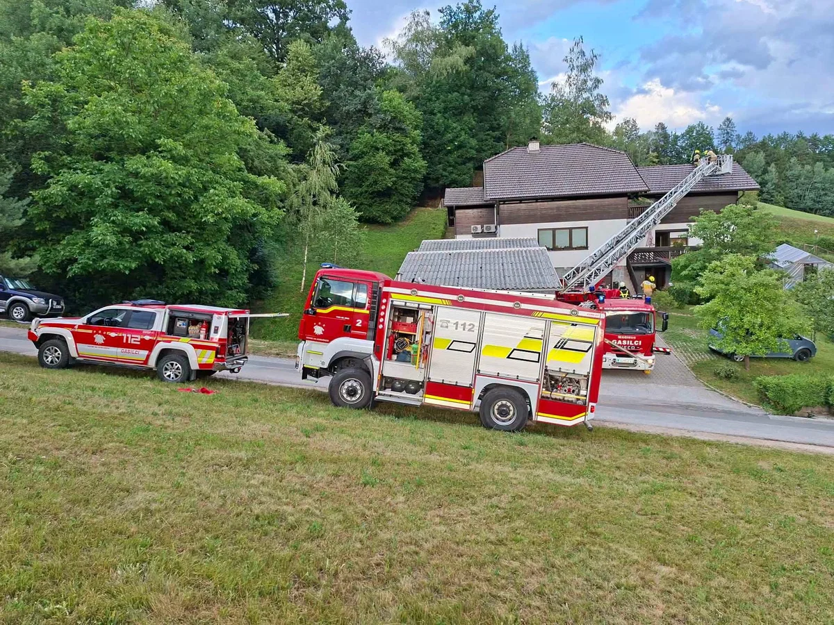 Zagorele saje v dimniku na Tolstem vrhu, hitro posredovanje gasilcev preprečilo širjenje na ostrešje