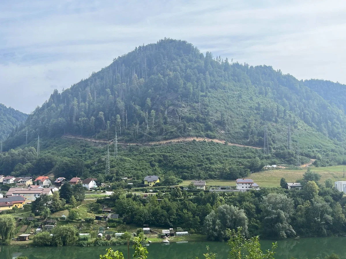 Zaradi del v Breznu do nadaljnjega odsvetujejo gibanje pod območjem gradbišča