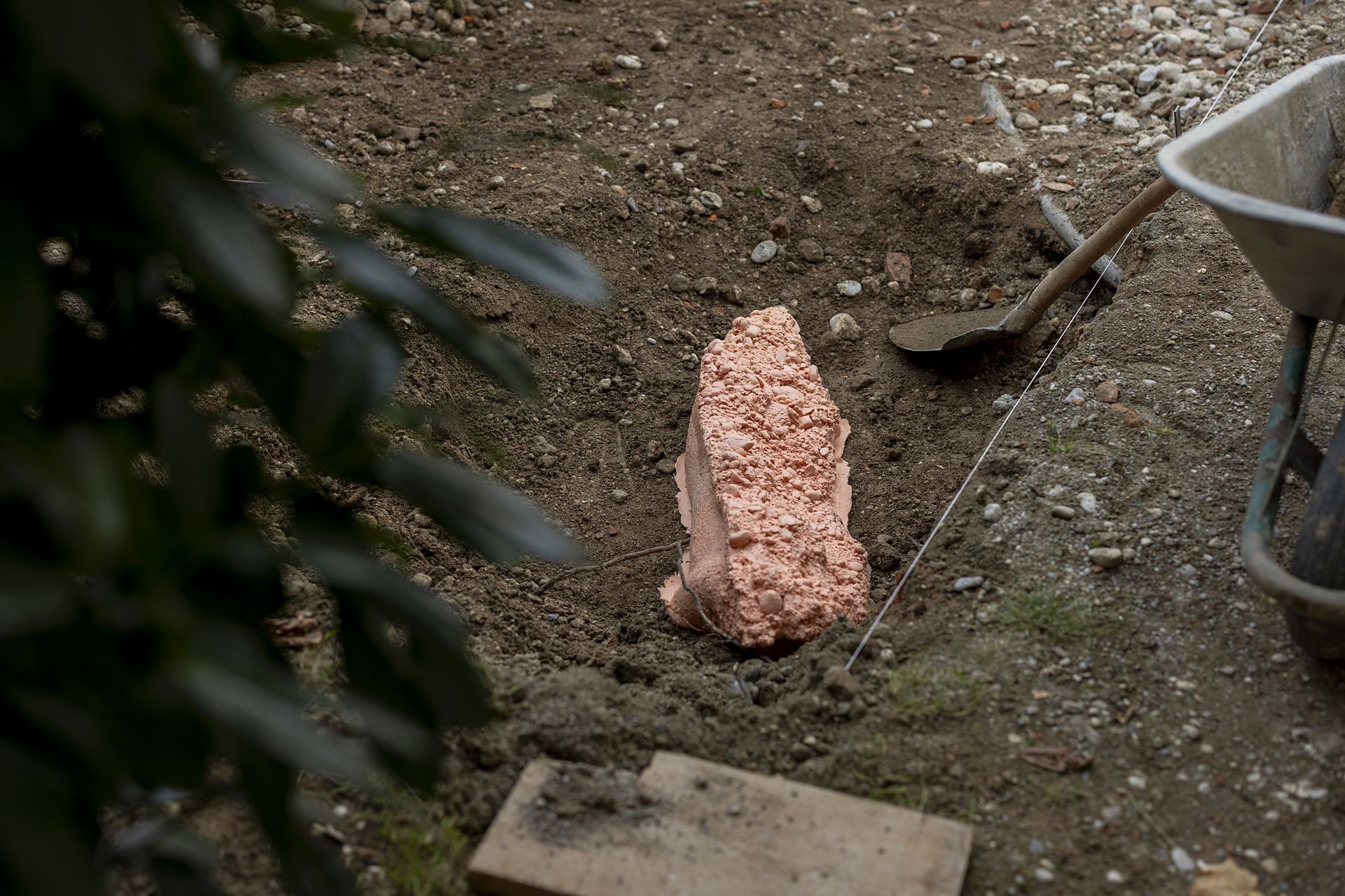(FOTO) Iz fragmentov preteklosti v sodobni prostor: Peter Rauch v Galeriji raum AU