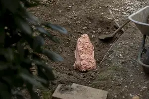 (FOTO) Iz fragmentov preteklosti v sodobni prostor: Peter Rauch v Galeriji raum AU