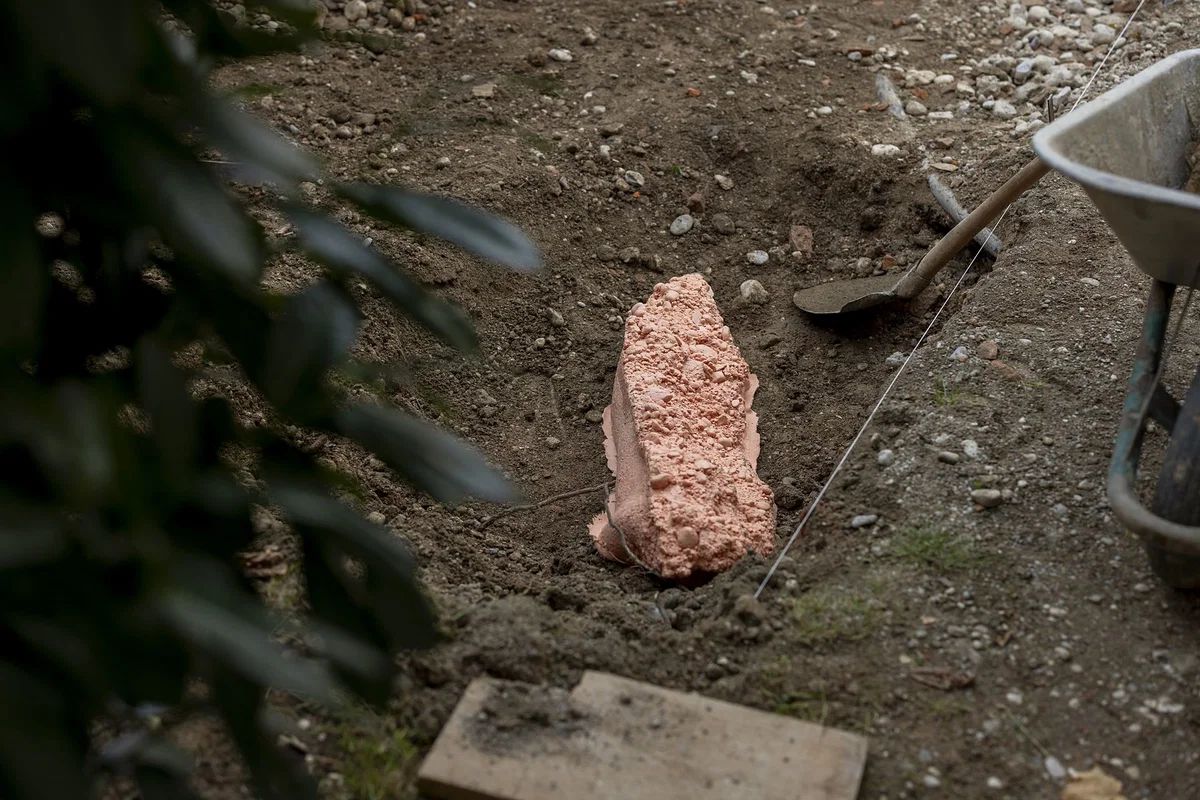(FOTO) Iz fragmentov preteklosti v sodobni prostor: Peter Rauch v Galeriji raum AU