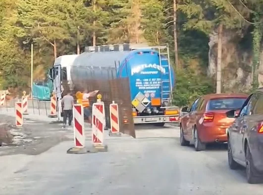 (VIDEO) Sanacija v Žerjavu razkrila težavo: Cesta na mostu preozka za tovornjake