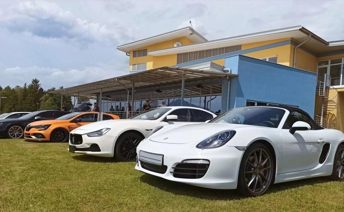Na Koroško prihaja avtomobilski spektakel: Rohnenje motorjev, dvoboji na progah in atraktivni Car Meet