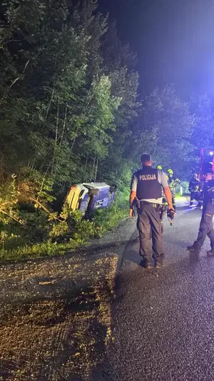 V Golavabuki vozilo zapeljalo v jarek, ena oseba se je poškodovala