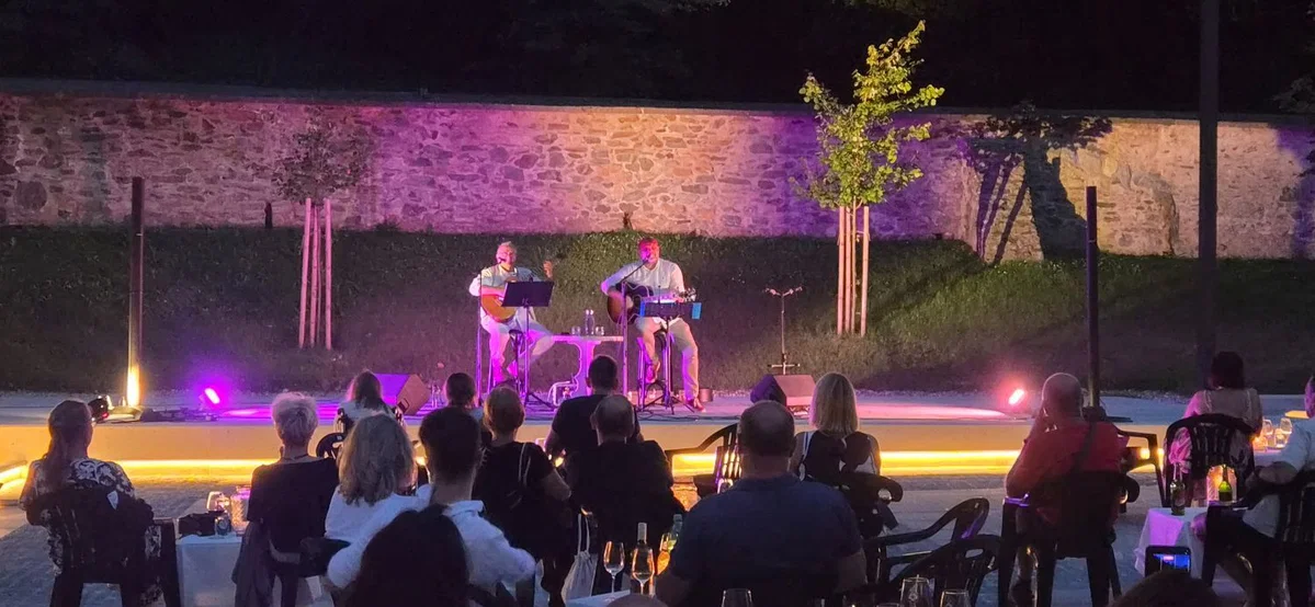 Dvorni glasbeni večer pred Dvorcem Bukovje je očaral s poezijo Đorđa Balaševića
