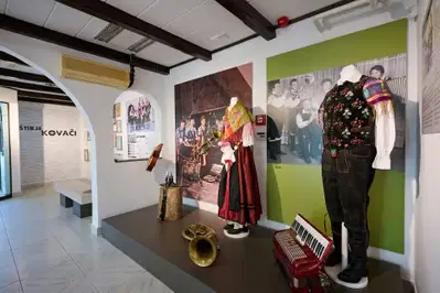 V zbirki Kam le čas beži boste uživali ob javnem vodstvu