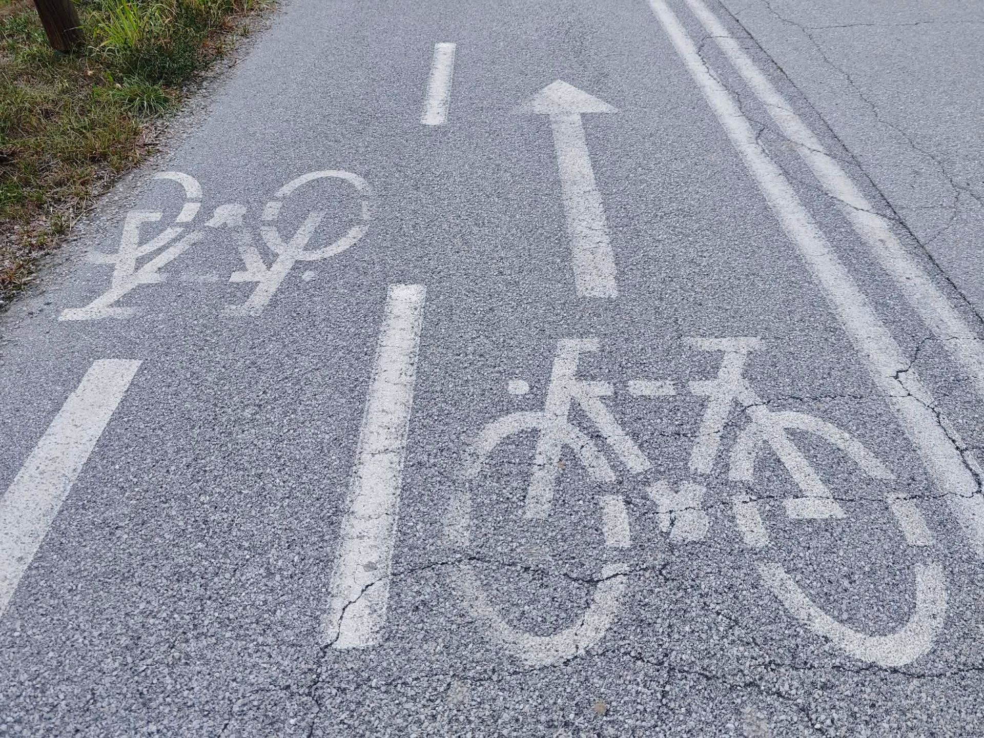 Vikend na kolesih zaznamovali tudi padci