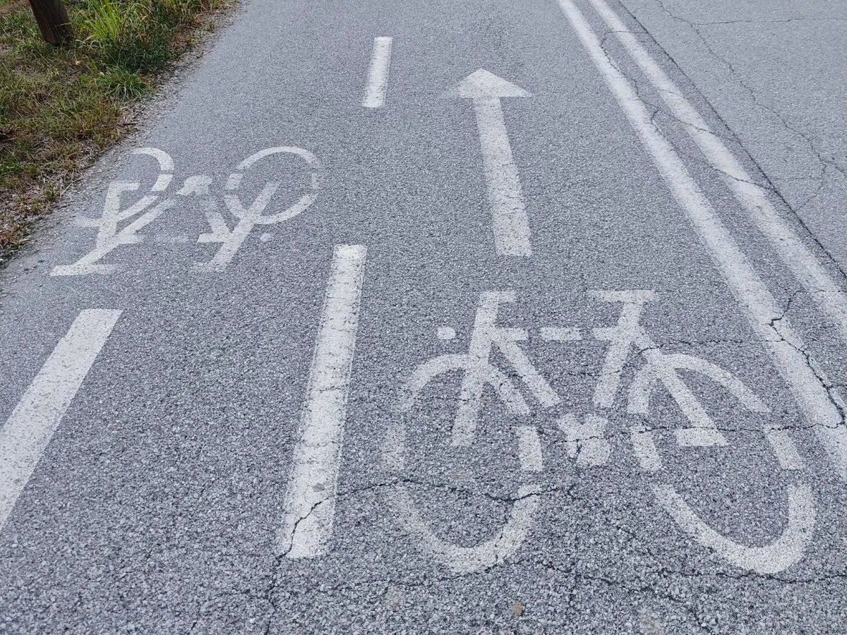 Vikend na kolesih zaznamovali tudi padci