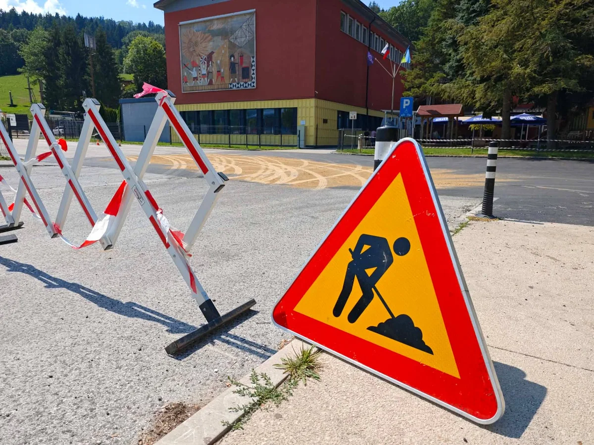 Na Ravnah asfaltirajo pred gimnazijo, obvoz urejen preko Janeč