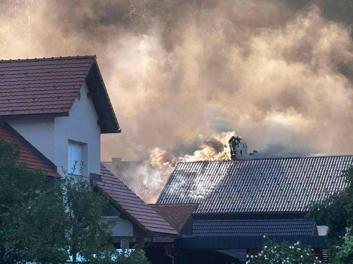(FOTO) V Mežici zagorelo ostrešje stanovanjske hiše