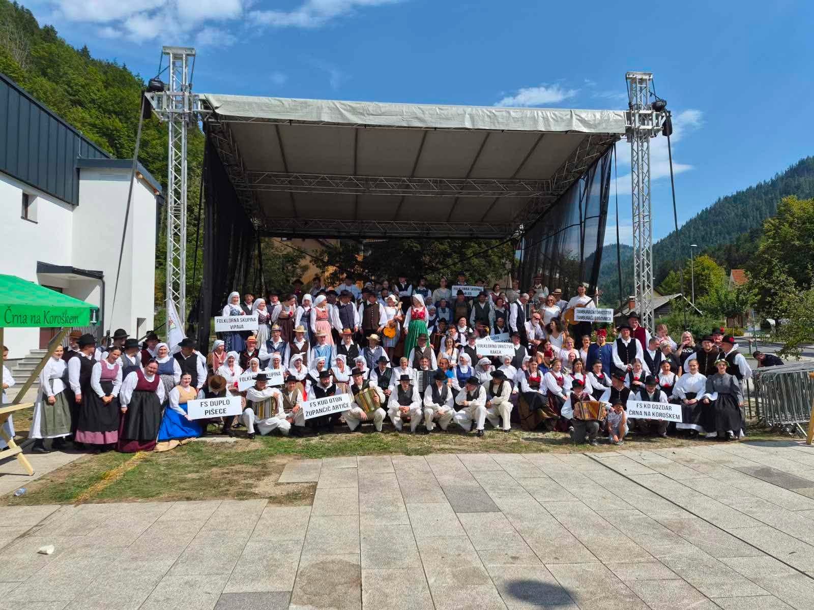 (VIDEO IN FOTO) Folklorniki so v nedeljo zavzeli Črno na Koroškem