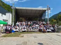 (VIDEO IN FOTO) Folkloristi so v nedeljo zavzeli Črno na Koroškem