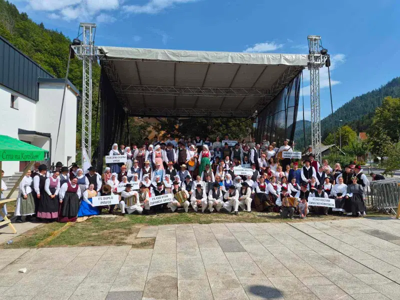 (VIDEO IN FOTO) Folklorniki so v nedeljo zavzeli Črno na Koroškem