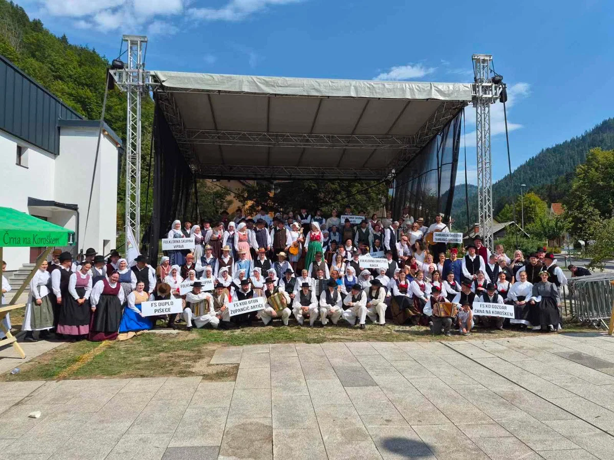 (VIDEO IN FOTO) Folklorniki so v nedeljo zavzeli Črno na Koroškem