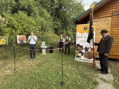 (FOTO) Čebelarji dočakali vodo na Piglu, občino pa nagradili s petimi umetninami