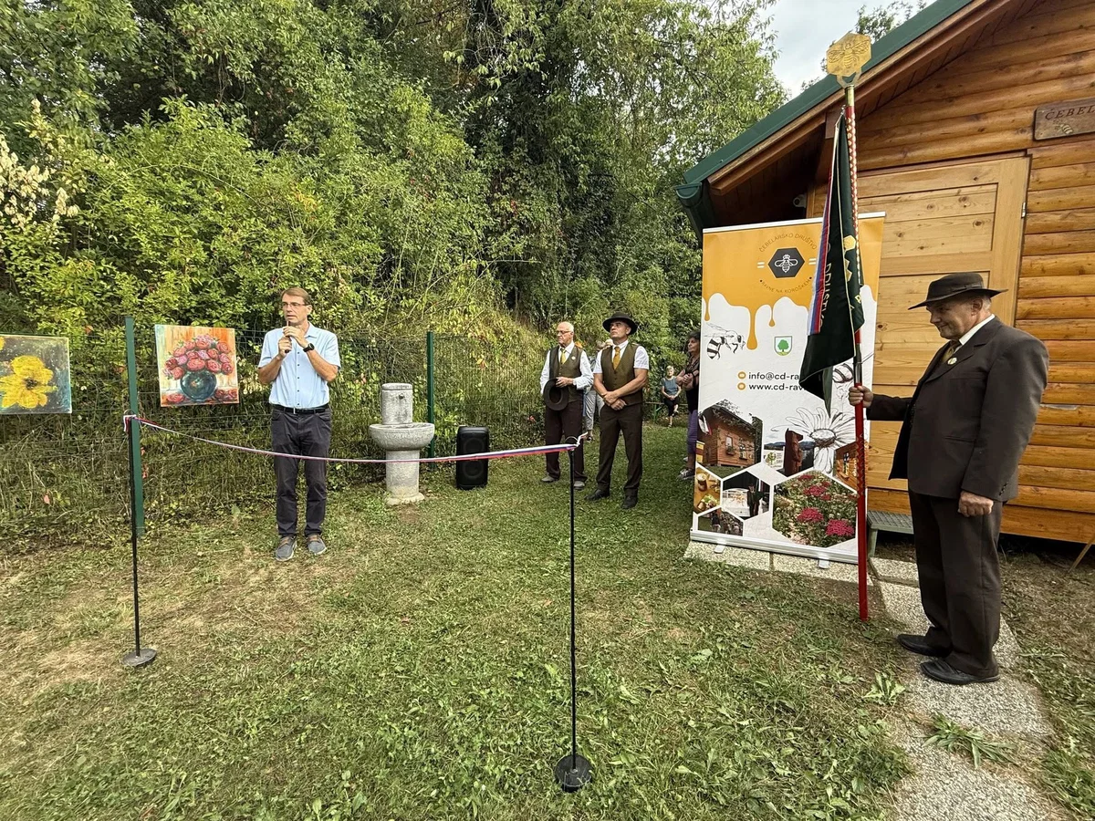 (FOTO) Čebelarji dočakali vodo na Piglu, občino pa nagradili s petimi umetninami