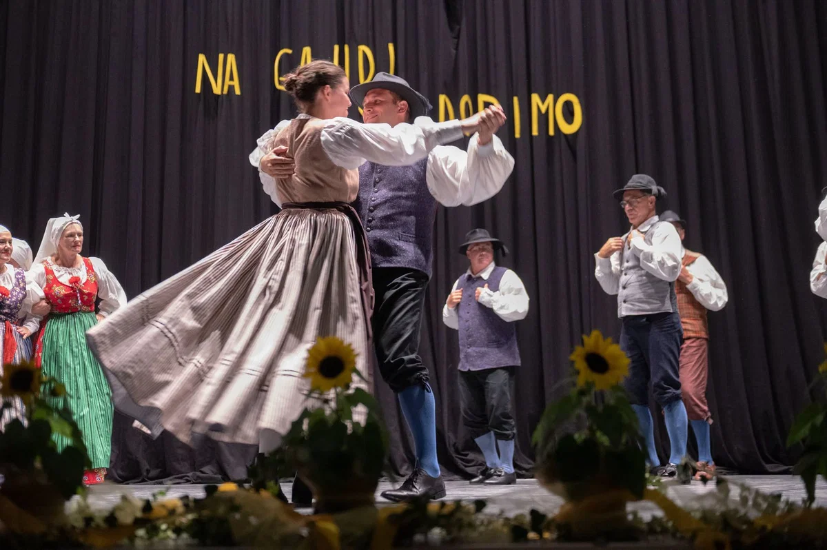Od Gorenjske do Primorske in Koroške: Folklora združila različne kraje Slovenije, v Črni se je zbralo okoli 200 plesalcev in godcev