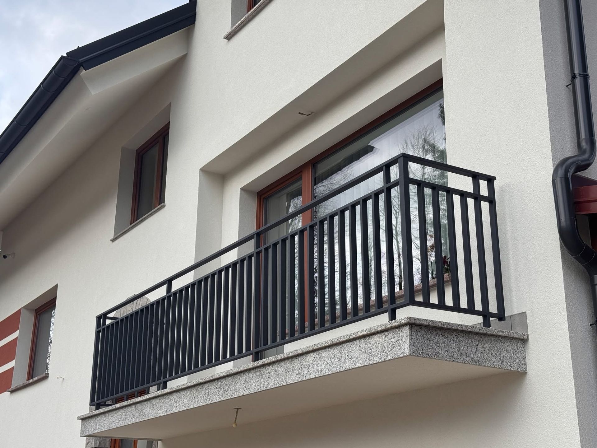 Klasična balkonska ograja s pokončnimi stebrički