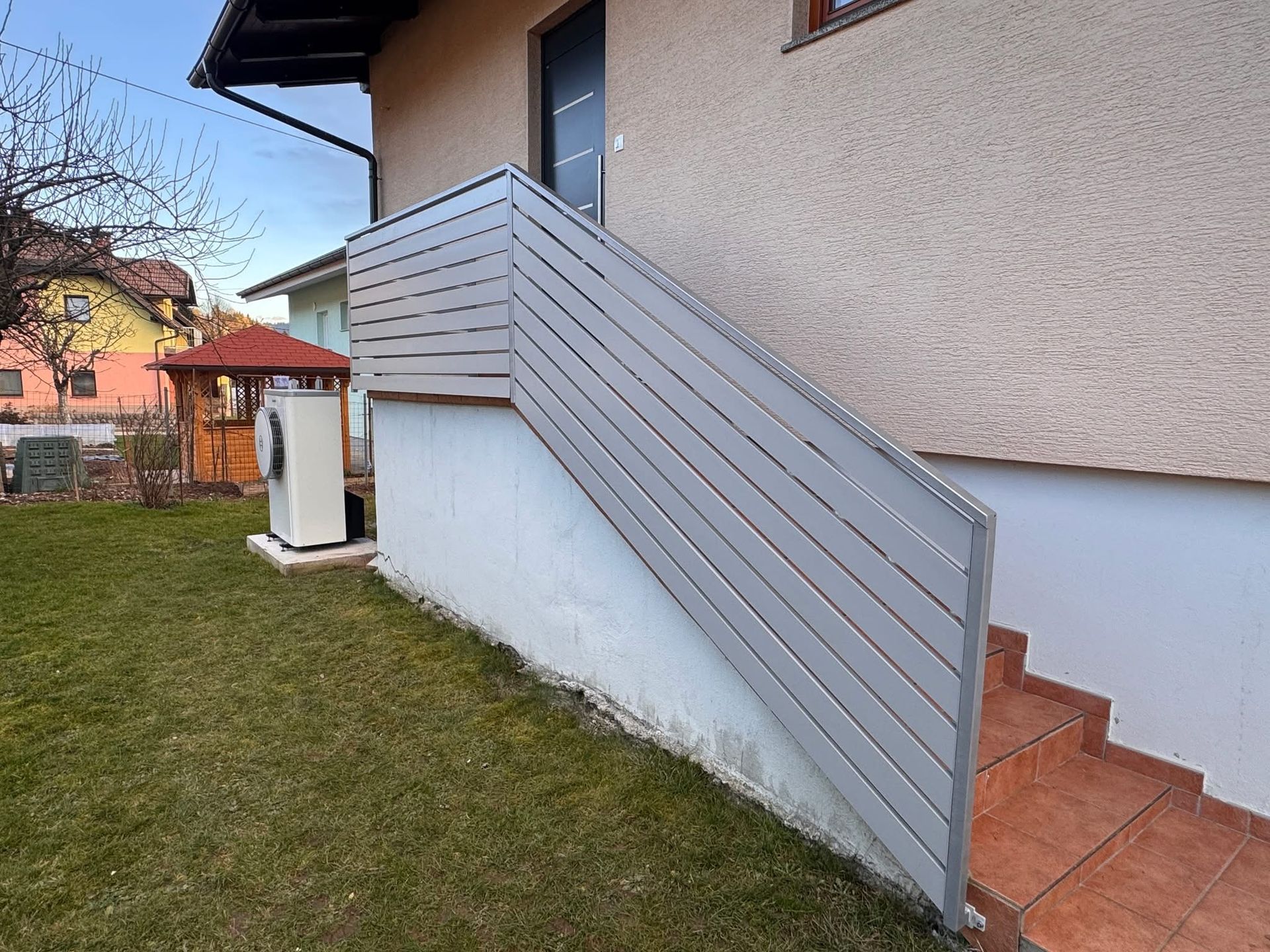 Lamelna ograja iz aluminija, prilagojena naklonu stopnic ob hiši