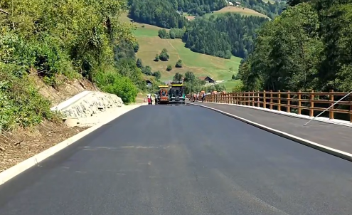 (VIDEO) Nova asfaltna prevleka na cesti Ravne-Dravograd, dela intenzivno napredujejo