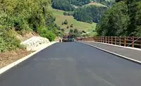(VIDEO) Nova asfaltna prevleka na cesti Ravne-Dravograd, dela intenzivno napredujejo