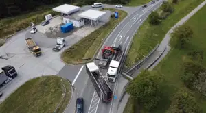 (VIDEO) V Mislinjski Dobravi tovorni priklopnik oviral promet