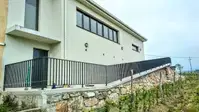 Kovinska ograja po meri: kako izbrati material, polnilo in izvedbo