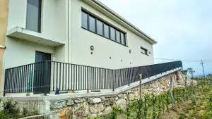 Kovinska ograja po meri: kako izbrati material, polnilo in izvedbo