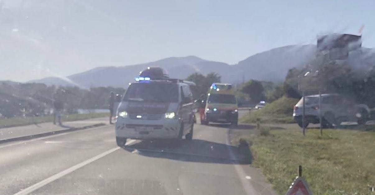 Prometna nesreča v Vasi: cesta zaprta, obvoz čez Vuhred