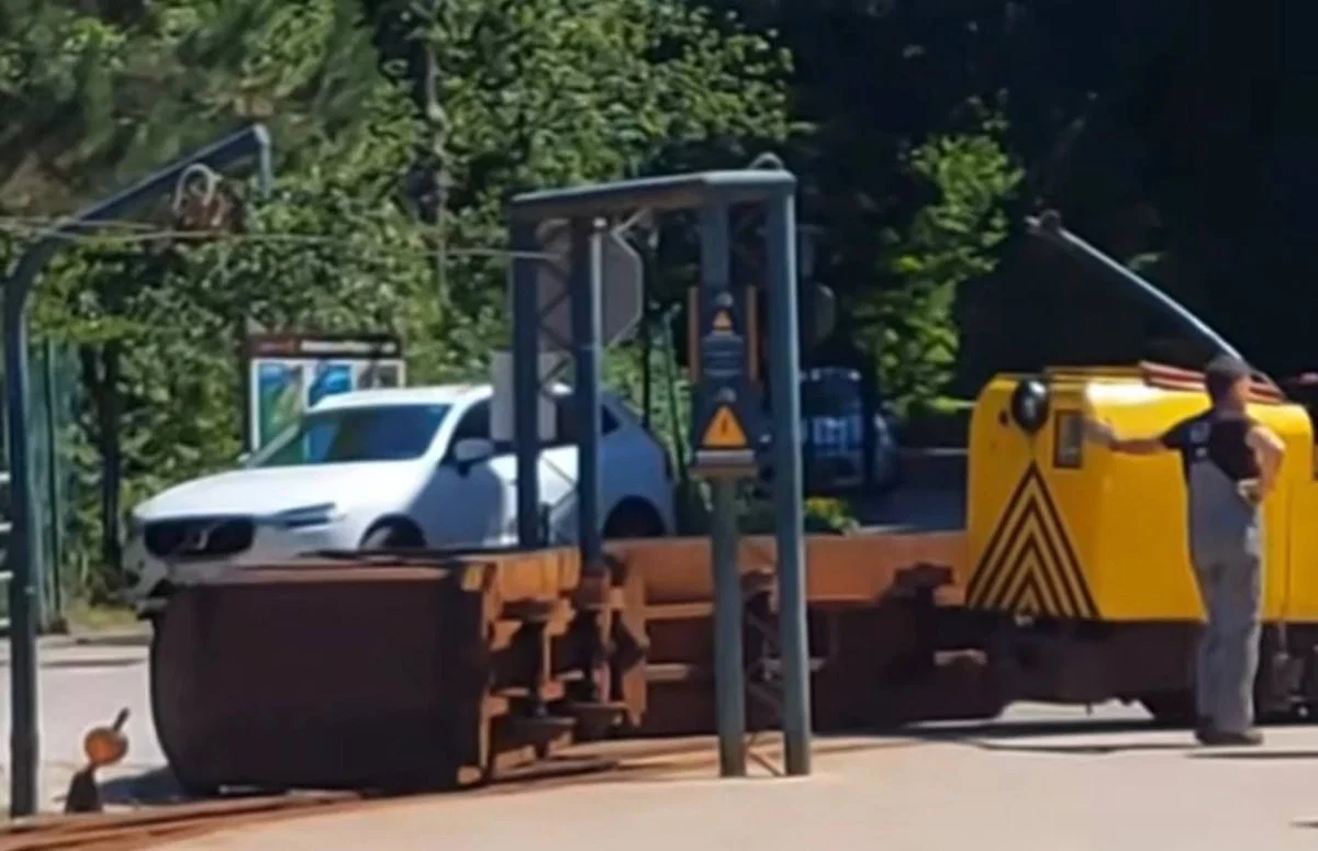 V Podzemlju Pece iztiril vagon muzejskega vlaka, poškodovanih več potnikov