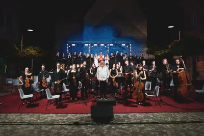 (FOTO) Operni "Ljubezenski napoj" očaral mestno jedro Slovenj Gradca
