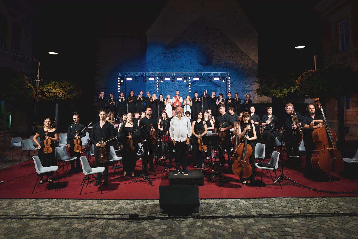 (FOTO) Operni "Ljubezenski napoj" očaral mestno jedro Slovenj Gradca