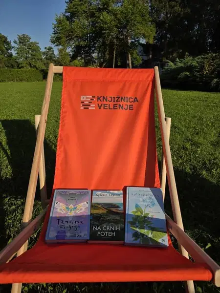 Poletje v Knjižnici Velenje: od branja pod krošnjami do robotike in knjižnice na plaži