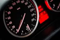 Na Koroško prihaja avtomobilski spektakel: Rohnenje motorjev, dvoboji na progah in atraktivni Car Meet