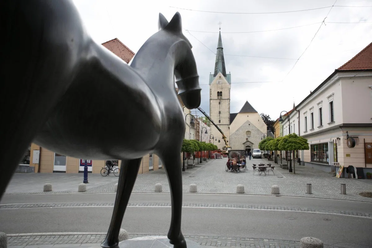 Dolga miza prvič v Slovenj Gradcu: 100 gostov bo 29. avgusta večerjalo sredi mestnega jedra