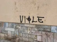 (FOTO) NK SG proti NK Maribor: Kljub pozivom k športnemu navijanju Slovenj Gradec že "krasijo" grafiti