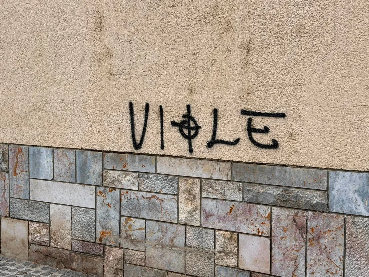 (FOTO) NK SG proti NK Maribor: Kljub pozivom k športnemu navijanju Slovenj Gradec že "krasijo" grafiti