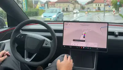 VIDEO: Testirali smo Teslino samostojno vožnjo po ulicah Slovenj Gradca, zvozila je brez napake