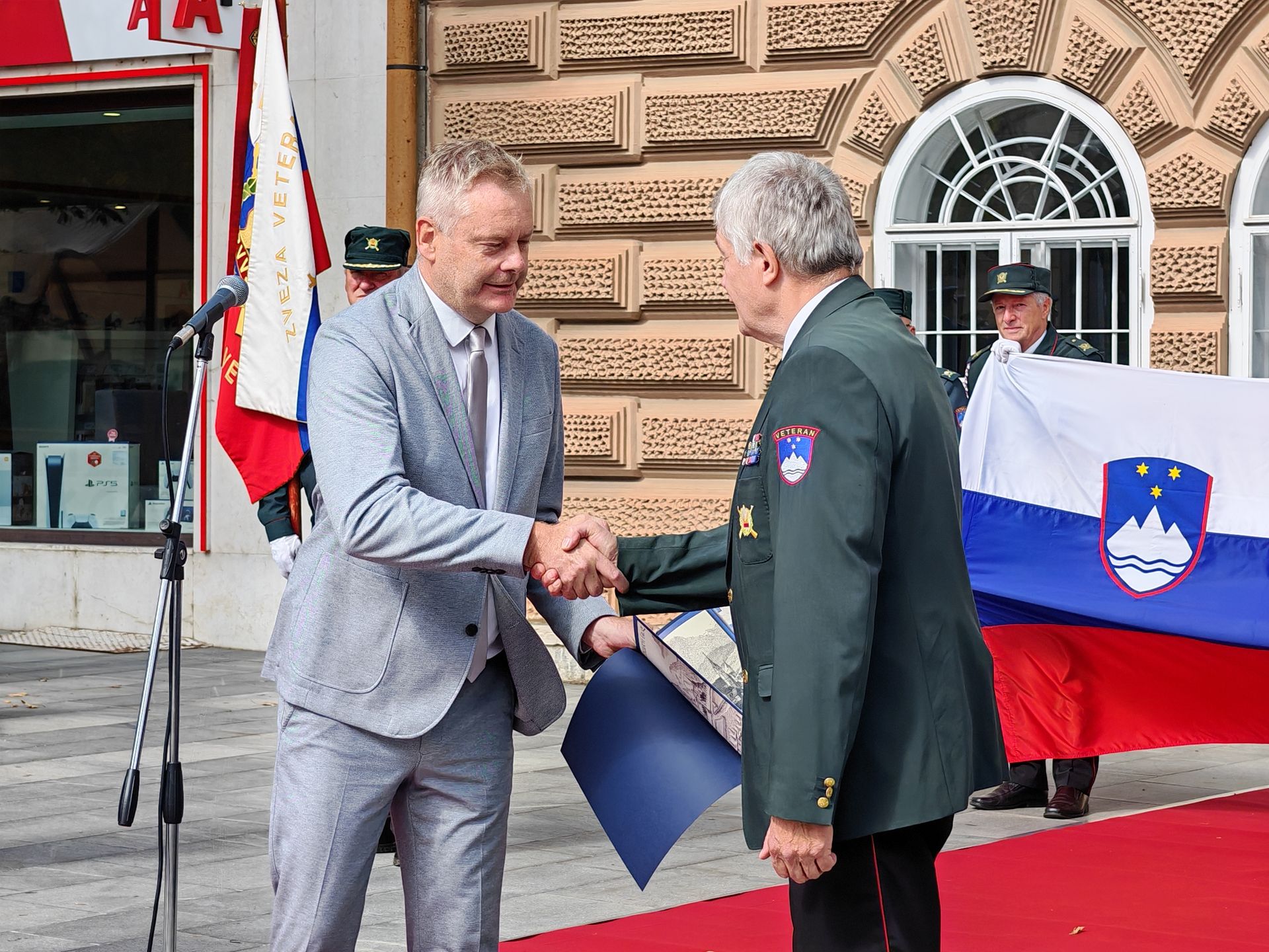 V Slovenj Gradcu postroj praporščakov ob 35-letnici osamosvojitve