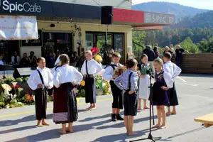 FOTO: Pred dvorano Špic D v nedeljo potekala tradicionalna Zlata jesen 2026 