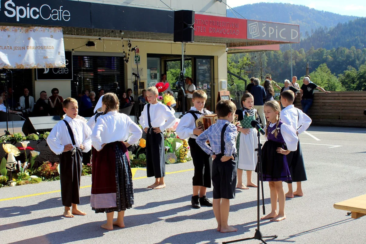 FOTO: Pred dvorano Špic D v nedeljo potekala tradicionalna Zlata jesen 2026 